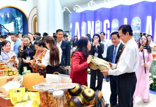 Nguyên Thủ tướng Nguyễn Tấn Dũng và các đại biểu tham quan không gian trưng bày giới thiệu Quy hoạch tỉnh, các dự án trọng điểm, các sản phẩm đặc trưng, sản phẩm OCOP của tỉnh An Giang