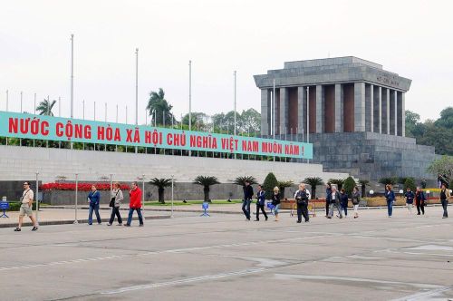 Nhiều khách quốc tế vào Lăng viếng Bác