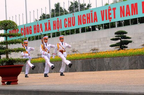 Tiểu đội vào thay ca trực Lăng Bác