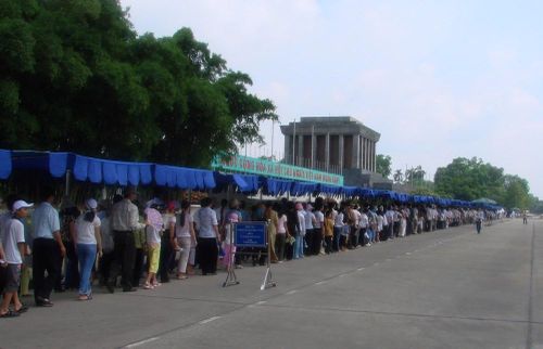 Dòng người trật tự xếp hàng vào Lăng viếng Bác