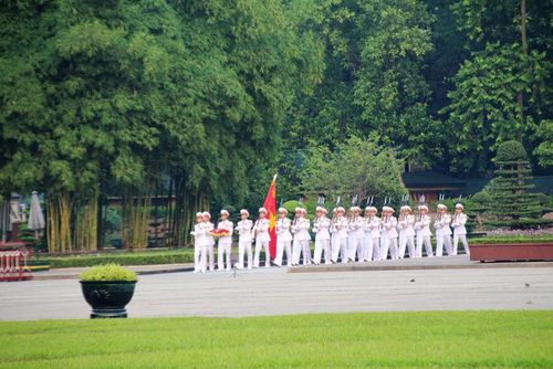 34 chiến sĩ thuộc Bộ Tư lệnh bảo vệ Lăng ra vị trí làm lễ Thượng cờ