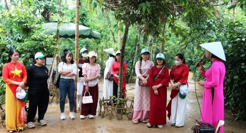 Hướng dẫn viên thuyết minh về khu di tích Kim Liên