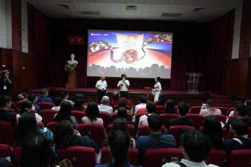 NSND Nguyễn Văn Nẫm giao lưu cùng khán giả