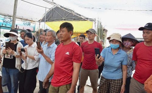 Hội thi pháo đất thu hút đông đảo người dân và du khách đến theo dõi, cổ vũ