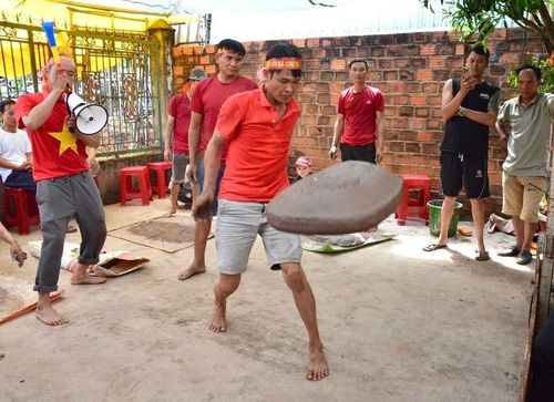 Những tiếng pháo vang dội khuấy động không khí ngày hội, gợi nhắc về ký ức quê hương, về sự gắn kết cộng đồng và tình yêu đối với các giá trị văn hóa truyền thống