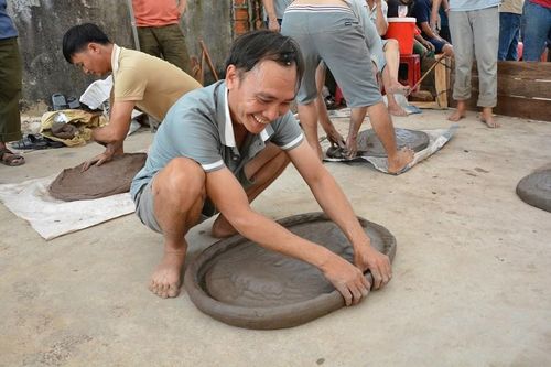 Các pháo thủ làm pháo đất để thi đấu