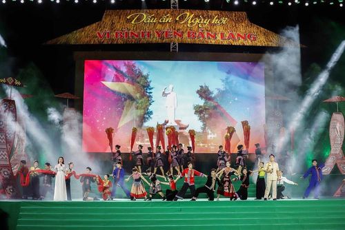 Tiết mục trình diễn tại chương trình nghệ thuật “Vì bình yên bản làng”. Ảnh: TTXVN phát