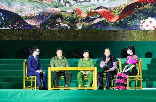 Nội dung tọa đàm tại Chương trình nghệ thuật “Vì bình yên bản làng”. Ảnh: TTXVN phát