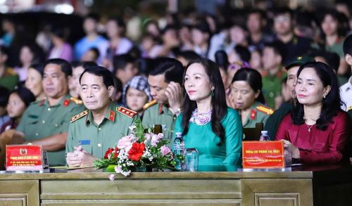 Đại biểu tham dự chương trình nghệ thuật “Vì bình yên bản làng”. Ảnh: TTXVN phát