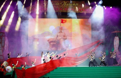 Một tiết mục văn nghệ trình diễn tại chướng trình. Ảnh: TTXVN phát