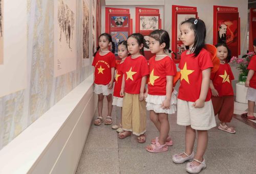 Dịp kỷ niệm 136 năm Ngày sinh Bác Hồ, Bảo tàng Hồ Chí Minh ở Thủ đô Hà Nội mở cửa miễn phí, thu hút đông đảo cán bộ, thanh thiếu niên, người cao tuổi, thiếu nhi cùng nhiều du khách trong và ngoài nước. Ảnh: Phan Phương – TTXVN
