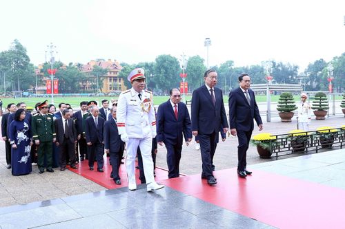 Đoàn đại biểu Lãnh đạo, nguyên Lãnh đạo Đảng, Nhà nước do Tổng Bí thư, Chủ tịch nước Tô Lâm dẫn đầu thành kính tưởng niệm Chủ tịch Hồ Chí Minh, sáng sáng 28/4/2026. Ảnh: An Đăng - TTXVN