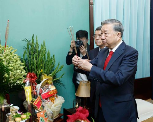 Tổng Bí thư Tô Lâm dâng hương tưởng niệm Bác Hồ tại Di tích Nhà 67, Khu di tích Chủ tịch Hồ Chí Minh tại Phủ Chủ tịch. Ảnh: Thống Nhất – TTXVN