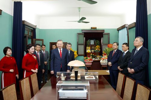 Tổng Bí thư Tô Lâm dâng hương tưởng niệm Bác Hồ tại Di tích Nhà 67, Khu di tích Chủ tịch Hồ Chí Minh tại Phủ Chủ tịch. Ảnh: Thống Nhất – TTXVN