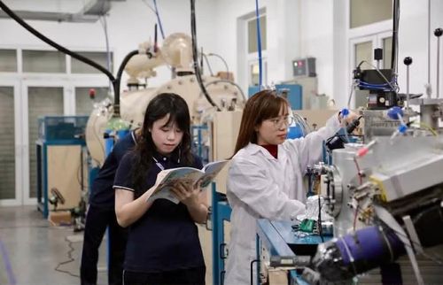 Sinh viên Trường đại học Khoa học tự nhiên (Đại học Quốc gia Hà Nội) thực hành nghiên cứu tại phòng thí nghiệm