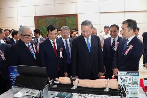 Tổng Bí thư, Chủ tịch nước Tô Lâm cùng đại biểu tham quan triển lãm các thành tựu khoa học công nghệ của Đại học Quốc gia Hà Nội (Ảnh: VNU)
