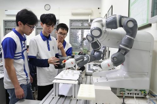 Sinh viên ĐH Quốc gia Hà Nội trong phòng nghiên cứu