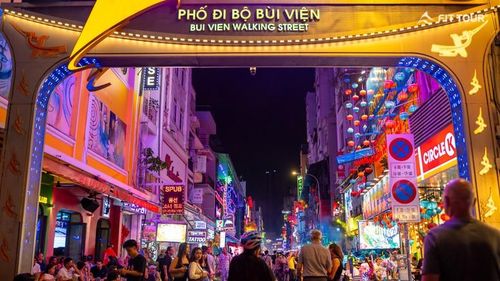 Phố đi bộ Bùi Viện nhộn nhịp khách về đêm.
