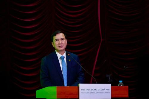 Ủy viên dự khuyết Ban Chấp hành Trung ương Đảng, Giám đốc Đại học Quốc gia Hà Nội Bùi Thế Duy phát biểu ý kiến.