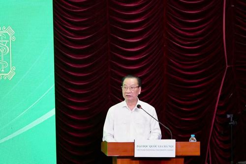 GS, TS, NGƯT Phùng Hữu Phú trình bày tham luận tại hội thảo
