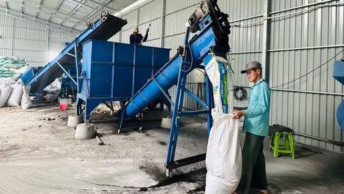 Sản xuất phân bón hữu cơ từ rơm tại Hợp tác xã Dịch vụ nông nghiệp Hòa Long (xã Hòa Long, tỉnh Đồng Tháp).