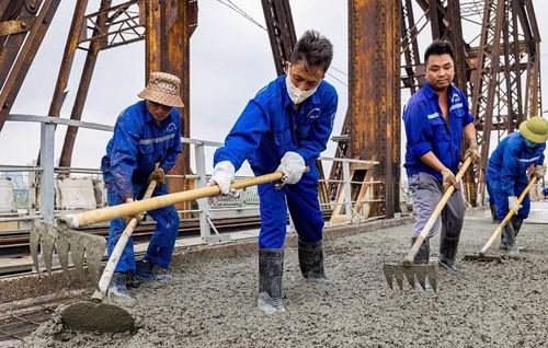 Sau khi có quyết định cấm phương tiện lưu thông qua cầu Long Biên vào ngày 28/3, đơn vị ngay lập tức bắt tay vào triển khai thi công để đẩy nhanh tiến độ.