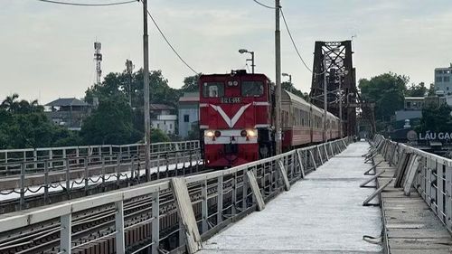 Đổ bê-tông xong, công nhân trải một lớp nilon phủ kín bề mặt, tiến hành tưới nước, giữ ẩm thường xuyên để bảo dưỡng mặt đường.