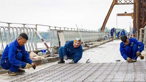 Đơn vị triển khai 4 mũi thi công với khoảng 80 nhân công và nhiều trang thiết bị máy móc, tiến hành cào bóc, xử lý lại lớp kết cấu mặt cầu cũ, gia công cốt thép,...