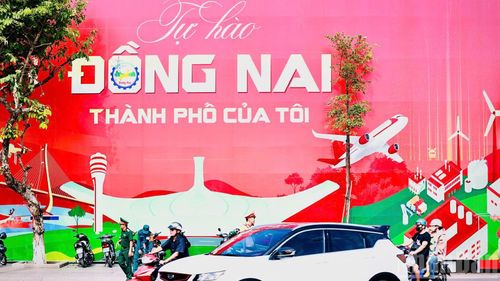 Pano cổ động trên đường Hà Huy Giáp.
