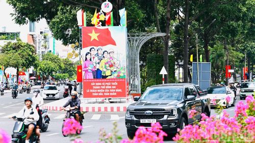 Đường phố khu vực trung tâm thành phố Đồng Nai được trồng thêm hoa tươi, pano cổ động tạo không khí hân hoan chào mừng sự kiện chính trị trọng đại của địa phương.