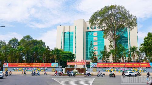 Trước trụ sở Khối nhà nước thành phố Đồng Nai nhìn từ đường 30/4.