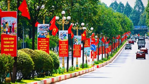 Pano, cờ Đảng, cờ Tổ quốc trên đường Nguyễn Ái Quốc chào mừng sự kiện thành lập thành phố Đồng Nai.