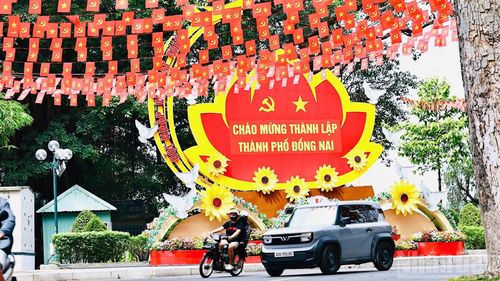 Đường phố như “khoác lên mình” màu đỏ rực rỡ.