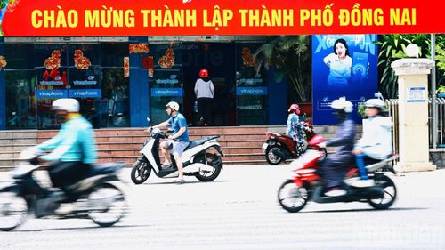Các cơ quan, đơn vị, trường học đều trang trí khẩu hiệu chào mừng thành lập thành phố Đồng Nai.