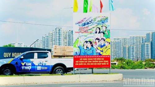 Pano trên Đại lộ Nguyễn Hữu Cảnh, tuyến đường dẫn vào địa điểm tổ chức Lễ công bố thành lập thành phố Đồng Nai.