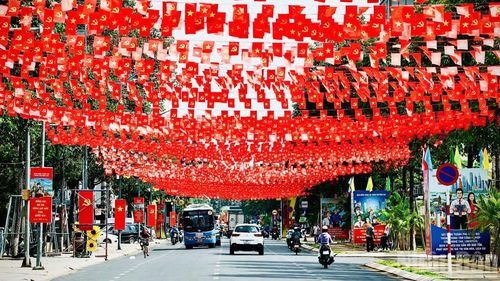 Những lá cờ đỏ sao vàng tung bay phấp phới trên khắp các đường phố lớn khu vực trung tâm.