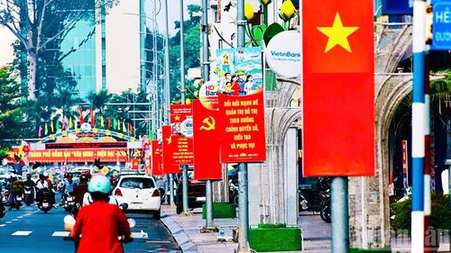 Đường 30/4 được trang trí cờ Đảng, cờ Tổ quốc và các pano cổ động.