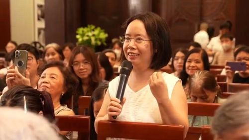 Khán giả hào hứng đặt câu hỏi cho hai nghệ sĩ về cách cảm thụ âm nhạc cổ điển và truyền cho thế hệ trẻ cảm hứng để nghe, tìm hiểu và học cách thưởng thức nghệ thuật hàn lâm.