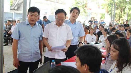 Các đồng chí lãnh đạo kiểm tra công tác bốc thăm.