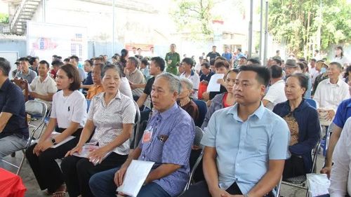 Đông đảo người dân thôn Mỹ Thôn đến bốc thăm.