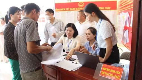Hướng dẫn người dân khi làm các thủ tục bốc thăm.