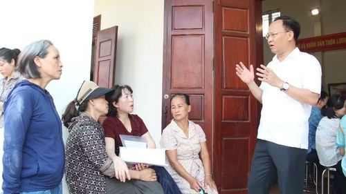 Phó Chủ tịch Ủy ban nhân dân tỉnh Bắc Ninh Phạm Văn Thịnh trao đổi với bà con.