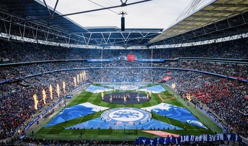 Thành London chia hai nửa sắc xanh người hâm mộ