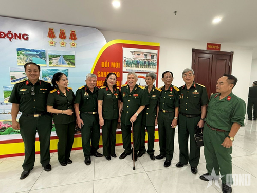 Niềm vui trong ngày gặp mặt đồng đội của các cựu chiến binh Trường Sơn.