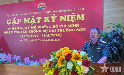 Thiếu tướng Nguyễn Hữu Ngọc phát biểu.