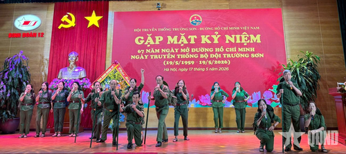 Các tiết mục văn nghệ chào mừng buổi gặp mặt do chính các hội viên Trường Sơn biểu diễn.