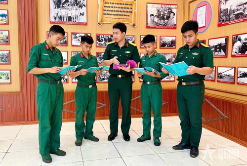  Quần chúng ưu tú Lữ đoàn Pháo binh 168 học tập chính trị. 
