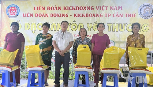 Ban tổ chức giải đã vận động các nhà hảo tâm trao khoảng 100 phần quà hỗ trợ người dân có hoàn cảnh khó khăn.