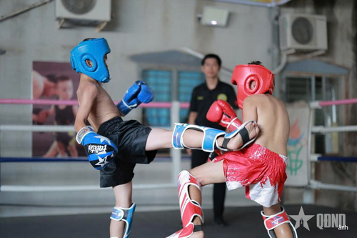  Các võ sĩ tranh tài quyết liệt tại giải giao lưu các câu lạc bộ Kick boxing - Kun Khmer mở rộng TP Cần Thơ. 