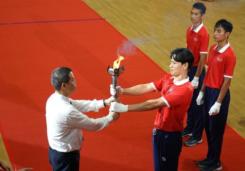 Chủ tịch UBND thành phố Đà Nẵng Nguyễn Mạnh Hùng thực hiện nghi thức tiếp đuốc truyền thồng...